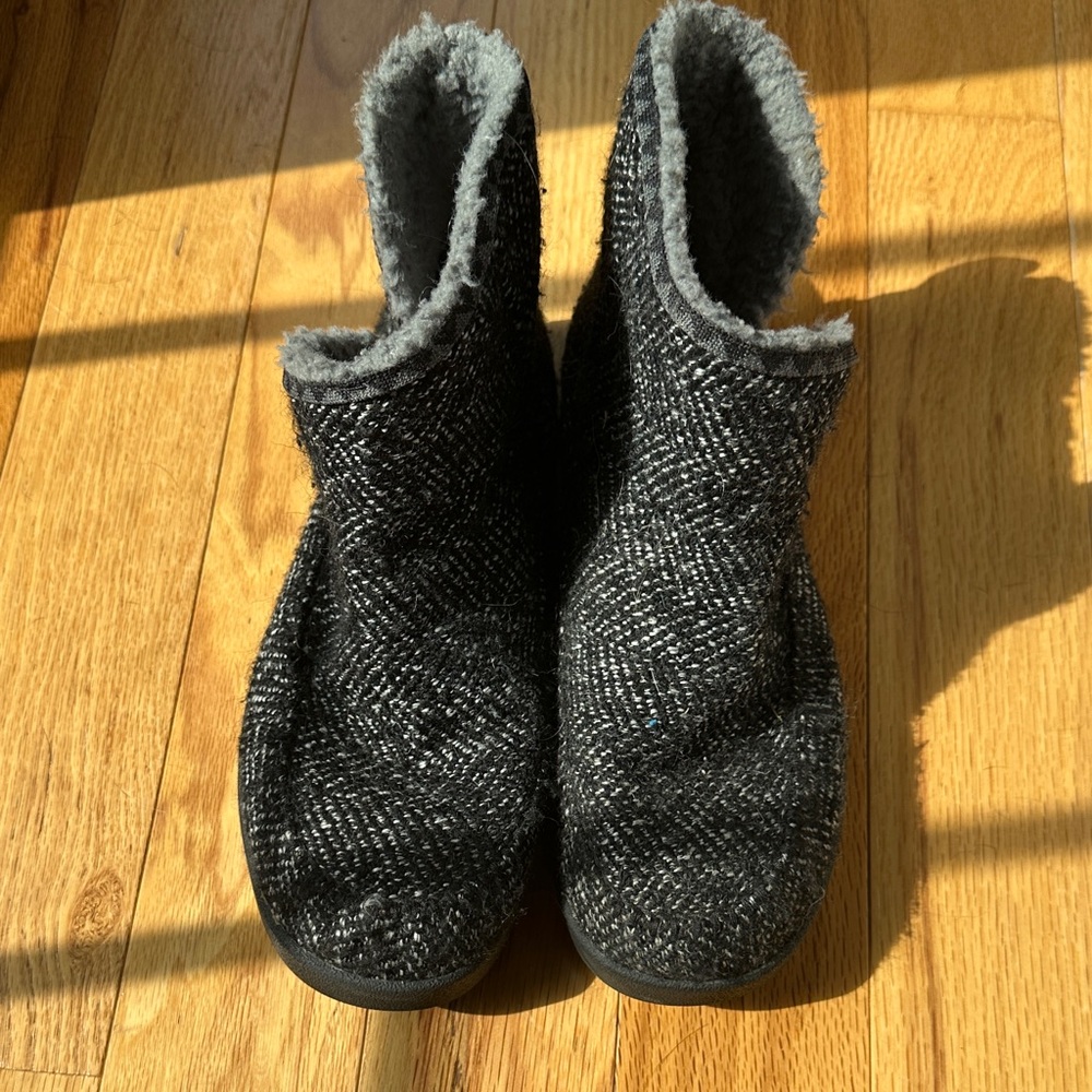 Sanuk Black and Gray Winter Boots